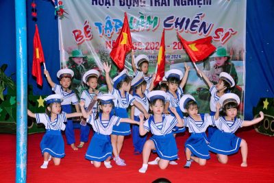 Hoạt động trải nghiệm ” Bé tập làm chiến sĩ” của các cháu Trường Mầm non thị trấn Mộ Đức