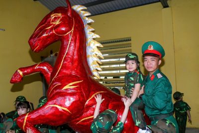 Trường Mầm non Mộ Đức tổ chức cho trẻ trải nghiệm Doanh trại Quân đội và “Bé tập làm chiến sĩ” nhân kỉ niệm 81 năm ngày thành lập Quân đội nhân dân Việt Nam (22/12/1944-22/12/2025)