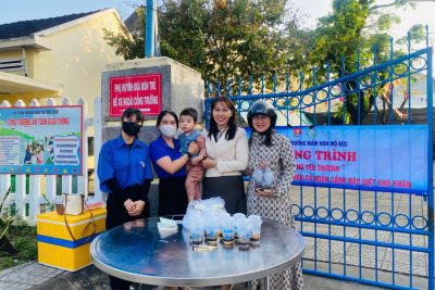 Đoàn thanh niên trường Mầm non Mộ Đức tổ chức hoạt động  “bán nước” gây quỹ để hỗ trợ học sinh khó khăn